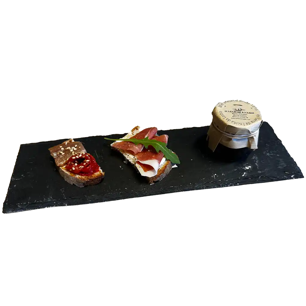 Degustación de miel de O Marquesado presentada sobre una pizarra